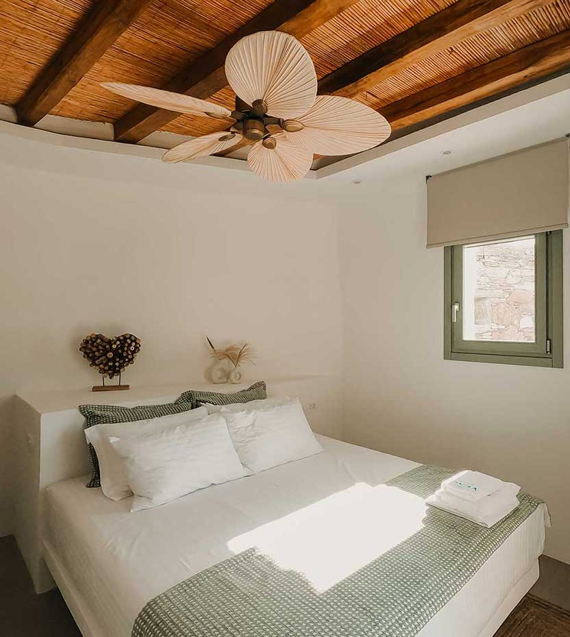 Υπνοδωμάτιο με μεγάλο διπλό κρεβάτι στο Villa Aelia