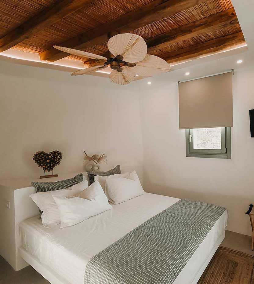 Υπνοδωμάτιο με μεγάλο διπλό κρεβάτι