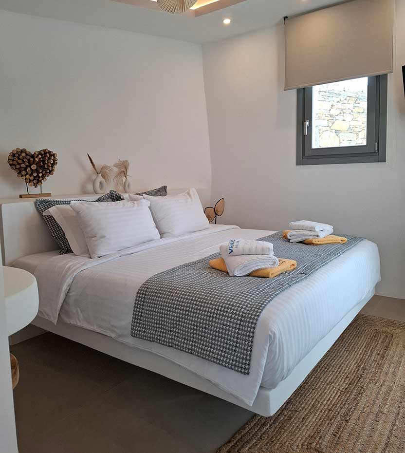 Υπνοδωμάτιο με μεγάλο διπλό κρεβάτι