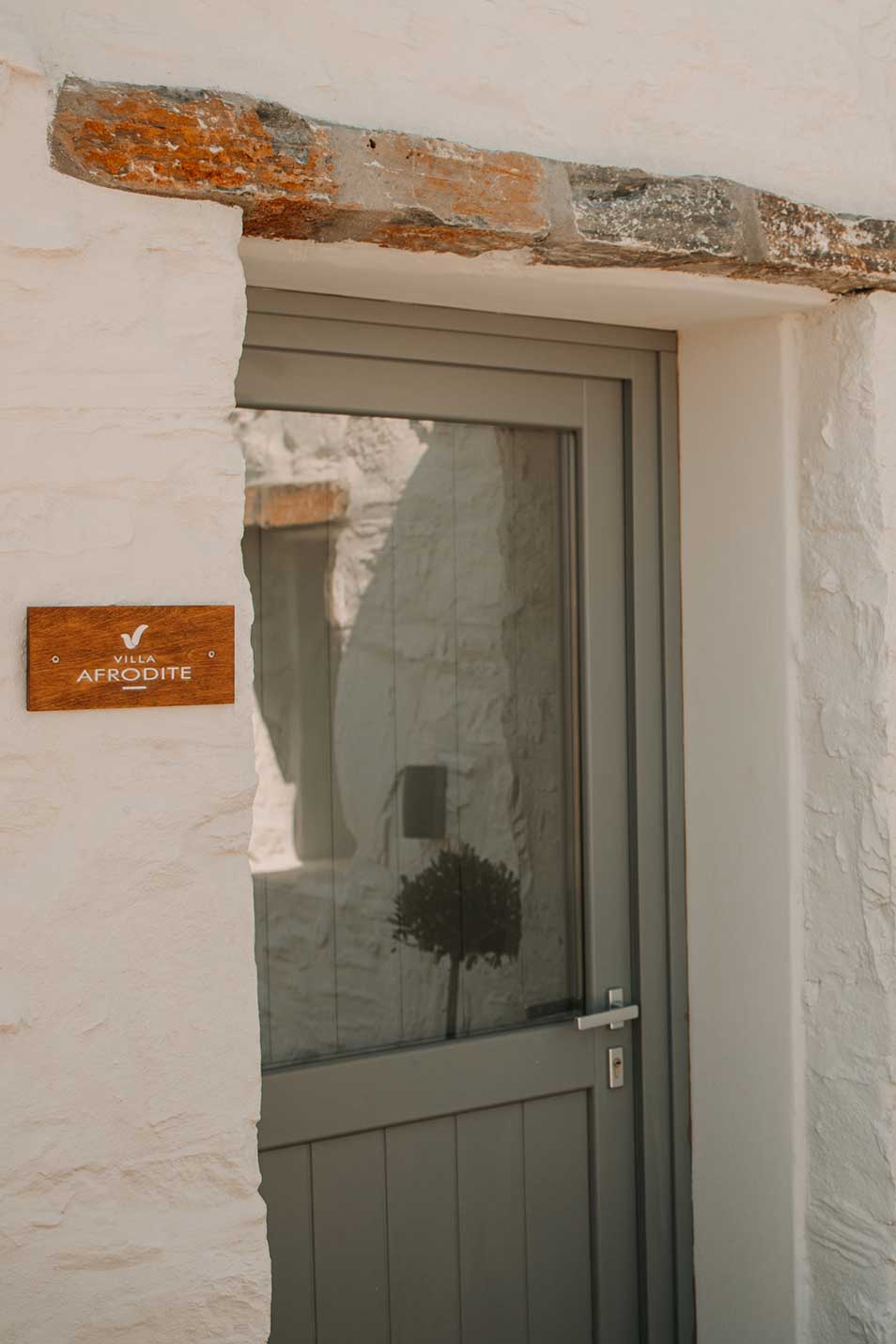 Η είσοδος του Villa Afrodite