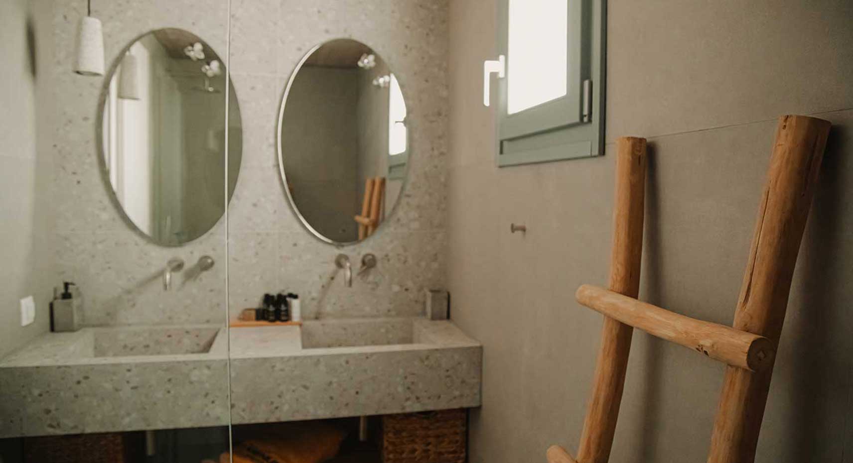 Το κυρίως μπάνιο του Villa Anemona στη Φολέγανδρο