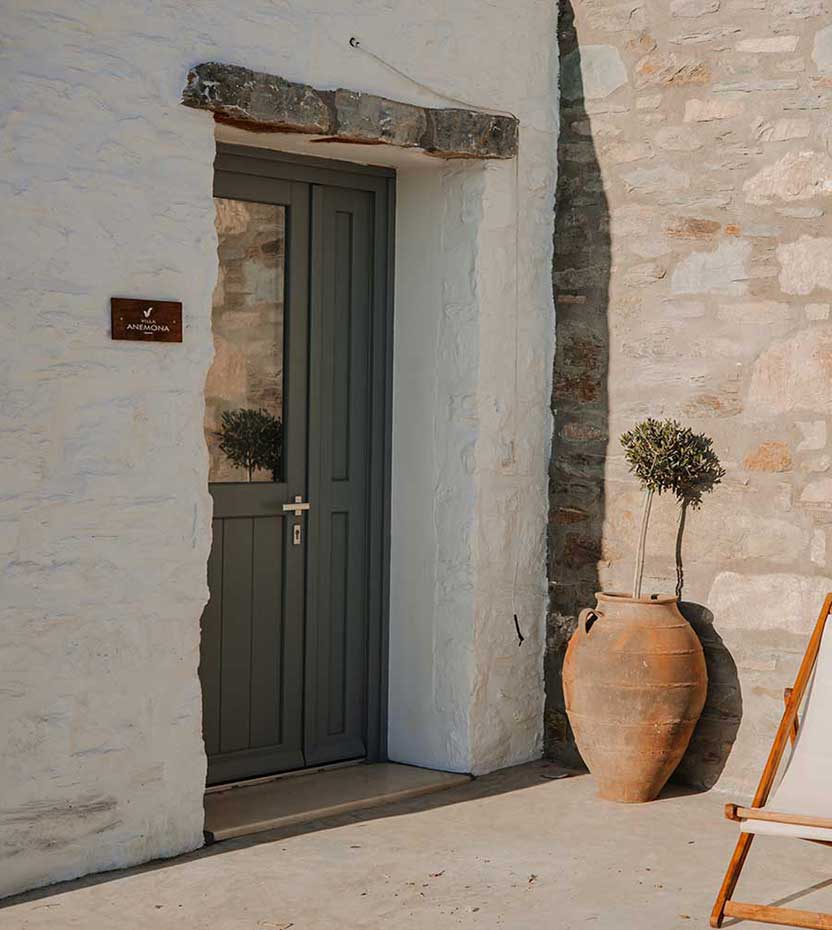 Η είσοδος του Villa Anemona