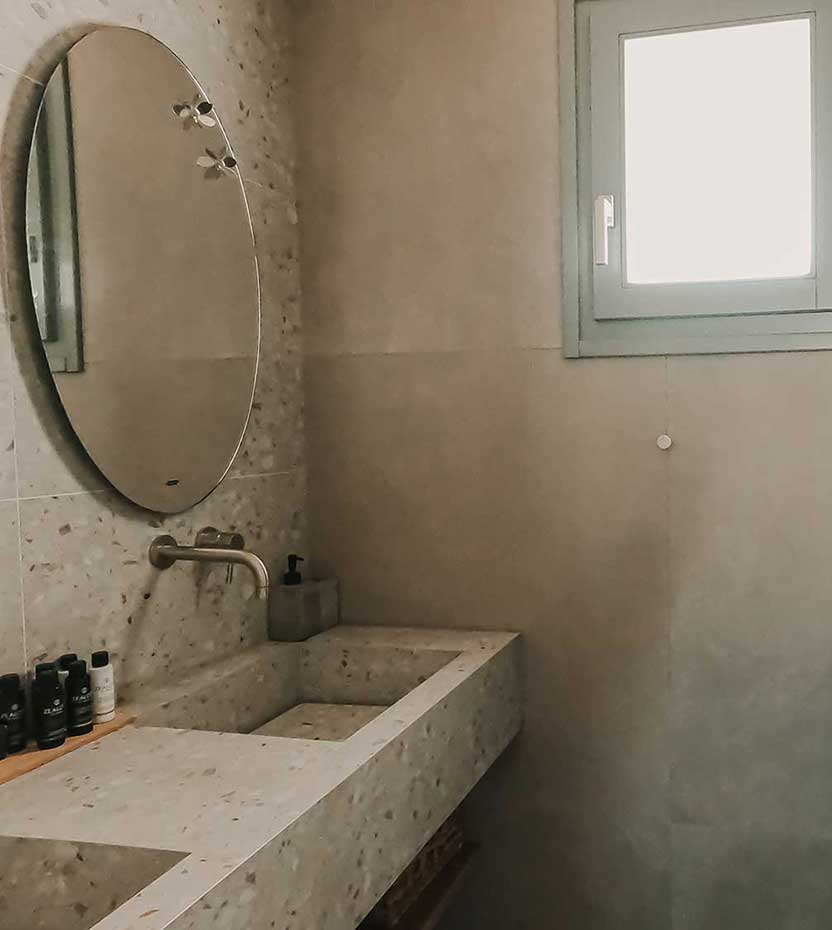 Το μπάνιο του Villa Anemona στη Φολέγανδρο