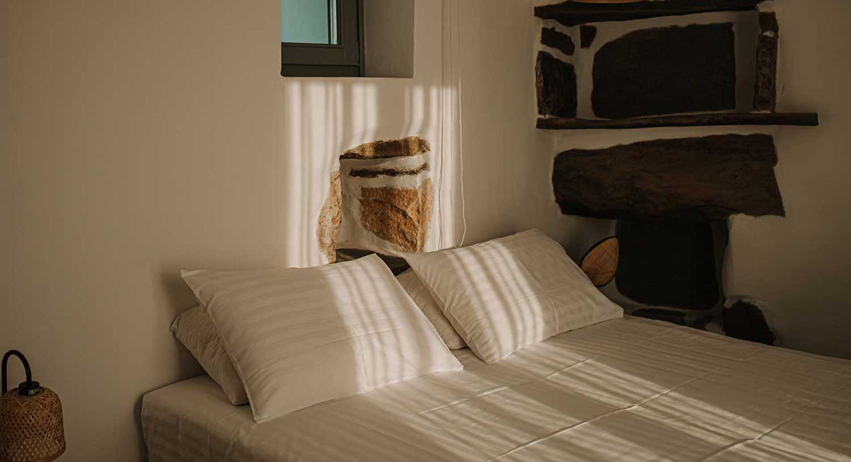 Υπνοδωμάτιο με διπλό κρεβάτι στο Villa Anemona