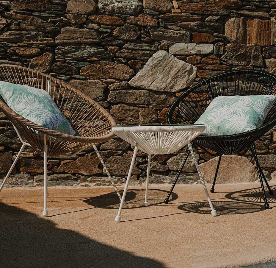 Καθιστικό στο χώρο του υδρομασάζ