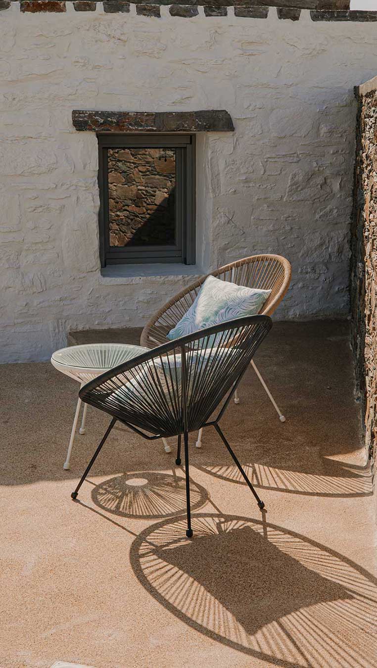 Καθιστικό στο χώρο του υδρομασάζ